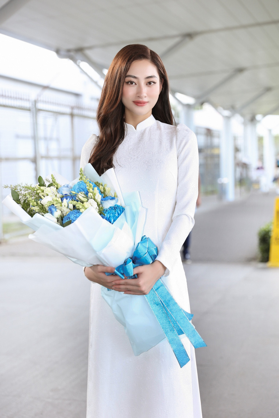 Đương kim Miss World Vietnam 2019 Lương Thùy Linh có mặt tại sân bay Tân Sơn Nhất để đón Miss World 2021. (Ảnh: CTV/Vietnam+)
