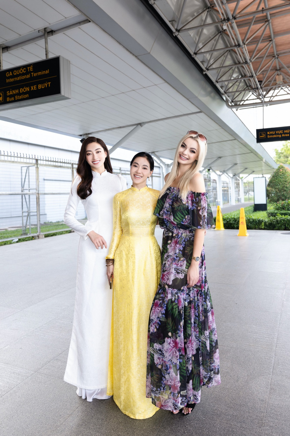 Đương kim Miss World Vietnam 2019 Lương Thùy Linh cùng ‘bà trùm hoa hậu’ Phạm Kim Dung đã có mặt tại sân bay từ sớm để đón chào vị khách mời quốc tế vô cùng đặc biệt lần này. (Ảnh: CTV/Vietnam+)