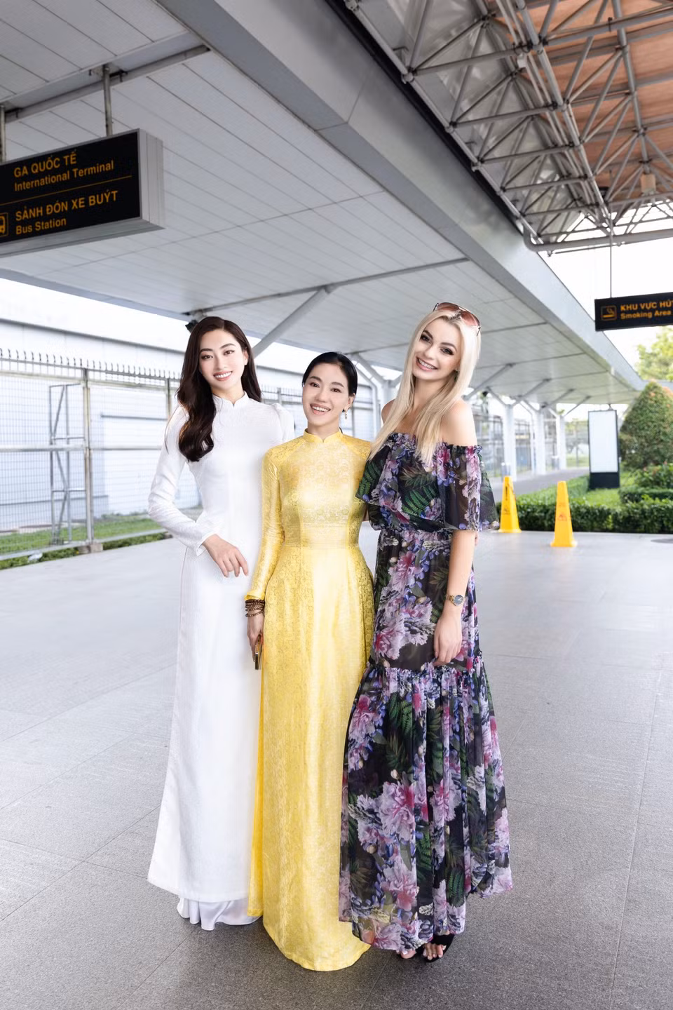 Đương kim Miss World Vietnam 2019 Lương Thùy Linh cùng ‘bà trùm hoa hậu’ Phạm Kim Dung đã có mặt tại sân bay từ sớm để đón chào vị khách mời quốc tế vô cùng đặc biệt lần này. (Ảnh: CTV/Vietnam+)