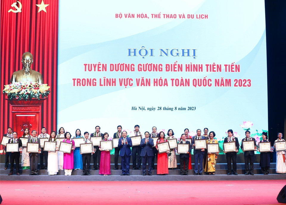 Lần đầu tiên tổ chức sự kiện Tuyên dương 78 gương điển hình tiên tiến trong lĩnh vực văn hóa toàn quốc năm 2023 và Hội nghị Cán bộ Văn hóa Toàn quốc. (Ảnh: TTXVN)