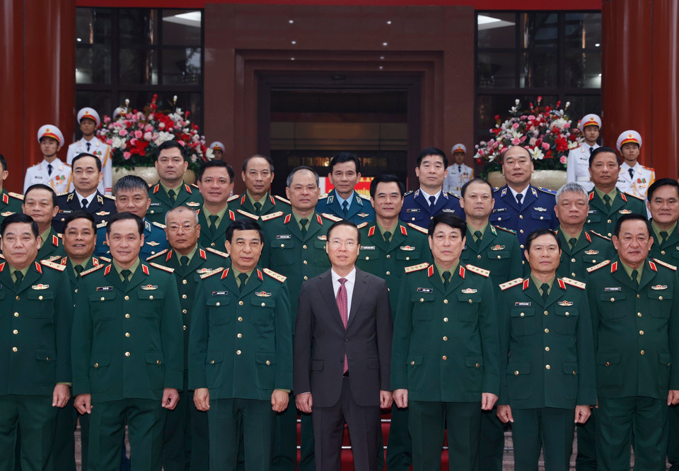 Chủ tịch nước Võ Văn Thưởng với lãnh đạo Quân ủy Trung ương, Bộ Quốc phòng và các đại biểu. (Ảnh: Thống Nhất/TTXVN)