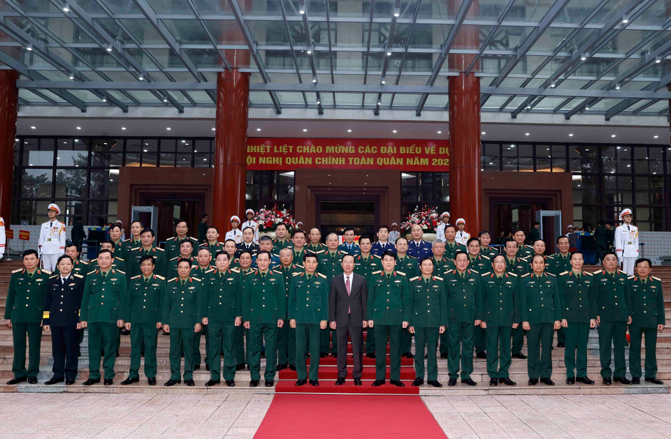 Chủ tịch nước Võ Văn Thưởng với lãnh đạo Quân ủy Trung ương, Bộ Quốc phòng và các đại biểu. (Ảnh: Thống Nhất/TTXVN)