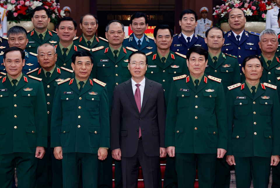 Chủ tịch nước Võ Văn Thưởng với lãnh đạo Quân ủy Trung ương, Bộ Quốc phòng và các đại biểu. (Ảnh: Thống Nhất/TTXVN)