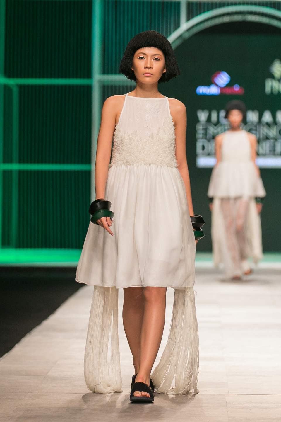 Các thiết kế cách tân với sắc trắng tinh khôi trên sàn diễn. (Ảnh: BTC)