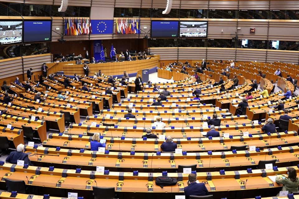 Nghị viện châu Âu (EP) và các quốc gia thành viên Liên minh châu Âu (EU) ngày 20/5/2021 đã đạt được thỏa thuận về chứng chỉ xanh kỹ thuật số châu Âu - công cụ hứa hẹn giúp người dân EU sớm khôi phục cuộc sống bình thường sau dịch COVID-19. Trong ảnh (tư liệu): Toàn cảnh một phiên họp Nghị viện châu Âu ở Brussels, Bỉ. (Ảnh: AFP/ TTXVN)