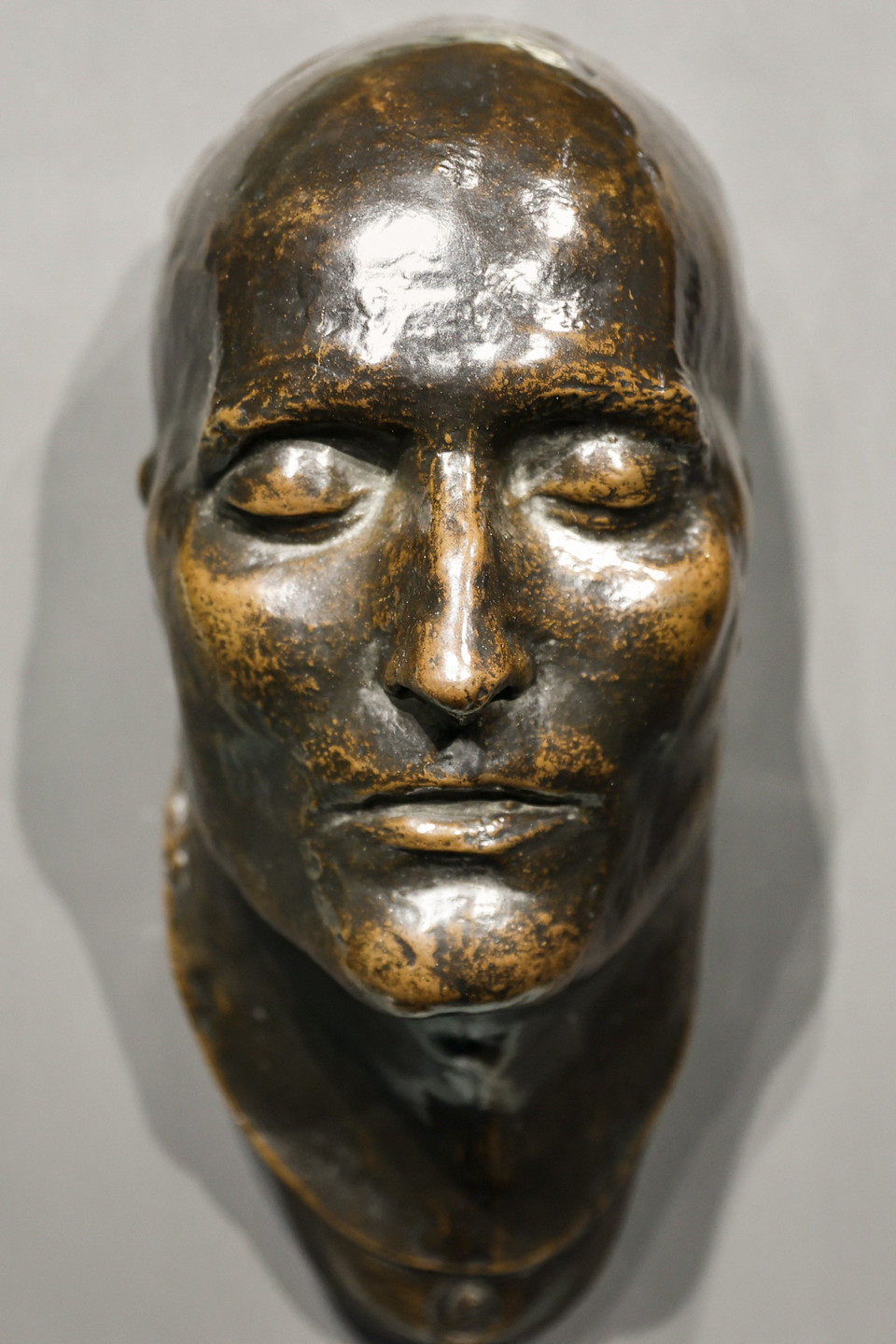 Năm 2021 được Pháp coi là "Năm Napoleon" để kỷ niệm 200 năm ngày mất của Hoàng đế huyền thoại nước Pháp. Tại Bỉ, cuộc triển lãm với chủ đề Từ Waterloo đến Saint-Helene, sự ra đời của một huyền thoại diễn ra tại Đài tưởng niệm Trận chiến Waterloo 1815, trưng bày hàng trăm đồ vật được thu thập nhằm khắc họa quãng thời gian 6 năm bị giam cầm của Napoleon sau thất bại cay đắng ở Waterloo. Trong ảnh: Mặt nạ lúc qua đời của Hoàng đế Napoleon được trưng bày tại triển lãm ở Braine-LAlleud, Bỉ, ngày 4/5/2021. (Ảnh: AFP/ TTXVN)