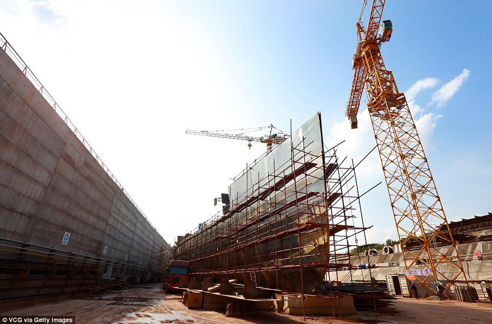 Con tàu này mất tới 6 năm mới hoàn thành, lâu hơn so với thời gian đóng tàu Titanic nguyên bản. Hơn 100 công nhân tham gia và 23.000 tấn thép đã được sử dụng để hoàn thiện con tàu mô phỏng này. (Nguồn :Getty Images)