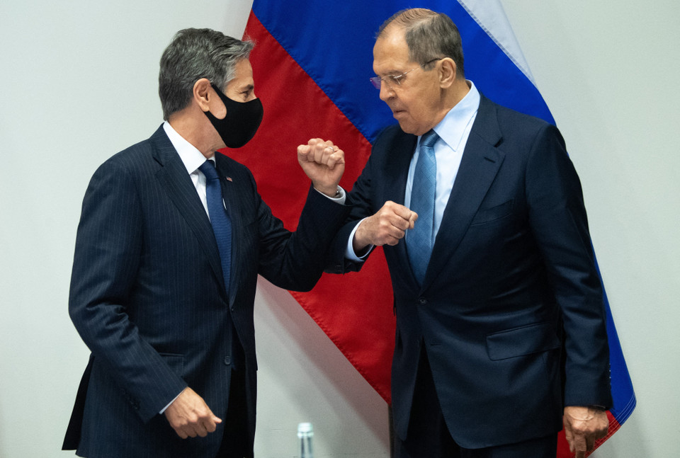 Ngoại trưởng Nga Sergei Lavrov (phải) ngày 19/5/2021 đánh giá cao cuộc hội đàm với Ngoại trưởng Mỹ Antony Blinken (trái) tại Reykjavik (Iceland) là có tính xây dựng và hữu ích. Về phần mình, Ngoại trưởng Mỹ Antony Blinken cho biết Mỹ muốn có một mối quan hệ ổn định với Nga và hai nước có thể hợp tác cùng nhau để giải quyết đại dịch COVID-19, chống biến đổi khí hậu, đối phó với các chương trình hạt nhân của Iran và Triều Tiên cũng như cuộc chiến tại Afghanistan. (Ảnh: AFP/ TTXVN)