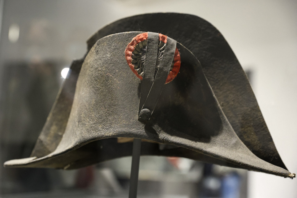 Ngày 19/5/2021, Tổng thống Hàn Quốc Moon Jae-in đã lên đường đến Mỹ để tiến hành cuộc gặp thượng đỉnh với người đồng cấp nước chủ nhà Joe Biden. Dự kiến hai nhà lãnh đạo sẽ thảo luận về hợp tác giữa 2 nước trong vấn đề vaccine ngừa COVID-19, vấn đề Triều Tiên, các vấn đề về liên minh Hàn-Mỹ và quan hệ đối tác kinh tế song phương. Trong ảnh: Tổng thống Hàn Quốc Moon Jae-in (trái) tới căn cứ quân sự Andrews, Mỹ, ngày 19/5/2021.( Ảnh: Yonhap/ TTXVN)