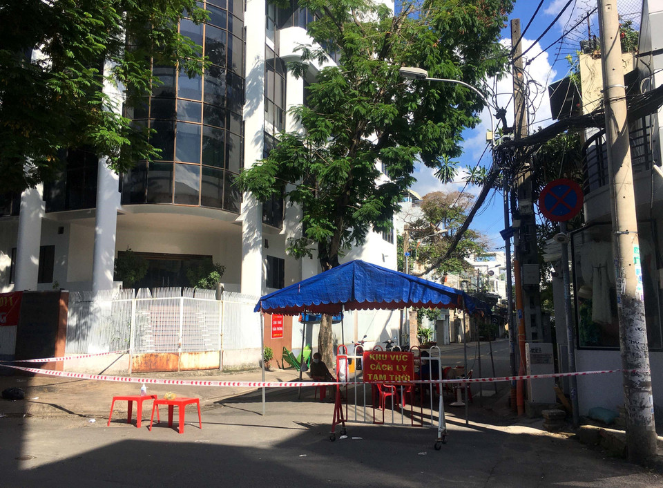 Các lực lượng chức năng phong tỏa giám sát khu vực cách ly tại hẻm 133 đường Hòa Hưng, phường 12, Quận 10. (Ảnh: Thanh Vũ/TTXVN)