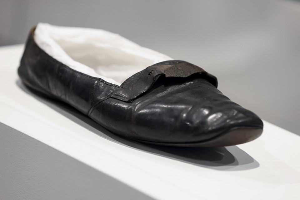 Năm 2021 được Pháp coi là "Năm Napoleon" để kỷ niệm 200 năm ngày mất của Hoàng đế huyền thoại nước Pháp. Tại Bỉ, cuộc triển lãm với chủ đề Từ Waterloo đến Saint-Helene, sự ra đời của một huyền thoại diễn ra tại Đài tưởng niệm Trận chiến Waterloo 1815, trưng bày hàng trăm đồ vật được thu thập nhằm khắc họa quãng thời gian 6 năm bị giam cầm của Napoleon sau thất bại cay đắng ở Waterloo. Trong ảnh: Giày của Hoàng đế Napoleon được trưng bày tại triển lãm ở Braine-LAlleud, Bỉ, ngày 4/5/2021. (Ảnh: AFP/ TTXVN)