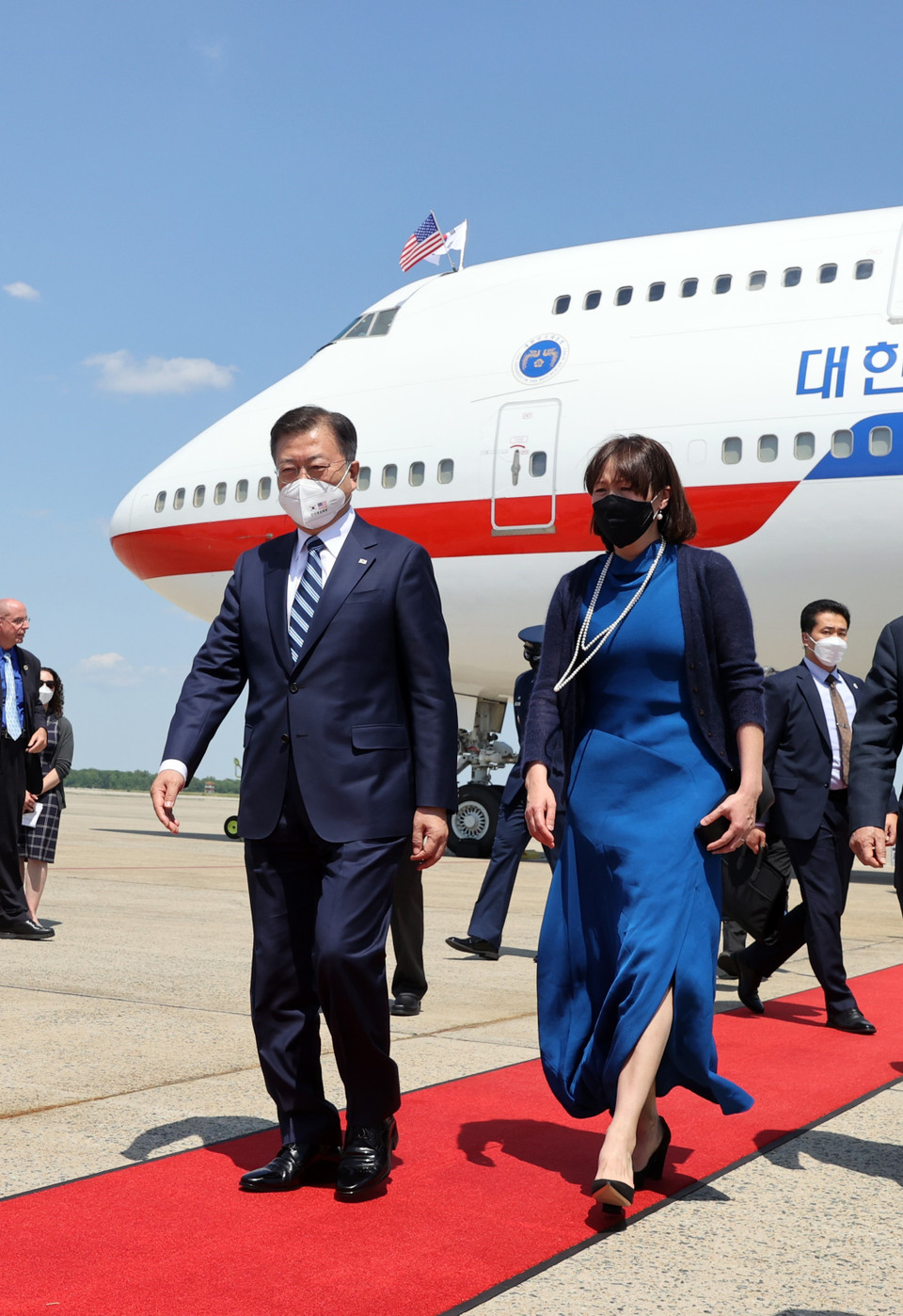 Ngày 19/5/2021, Tổng thống Hàn Quốc Moon Jae-in đã lên đường đến Mỹ để tiến hành cuộc gặp thượng đỉnh với người đồng cấp nước chủ nhà Joe Biden. Dự kiến hai nhà lãnh đạo sẽ thảo luận về hợp tác giữa 2 nước trong vấn đề vaccine ngừa COVID-19, vấn đề Triều Tiên, các vấn đề về liên minh Hàn-Mỹ và quan hệ đối tác kinh tế song phương. Trong ảnh: Tổng thống Hàn Quốc Moon Jae-in (trái) tới căn cứ quân sự Andrews, Mỹ, ngày 19/5/2021.( Ảnh: Yonhap/ TTXVN)