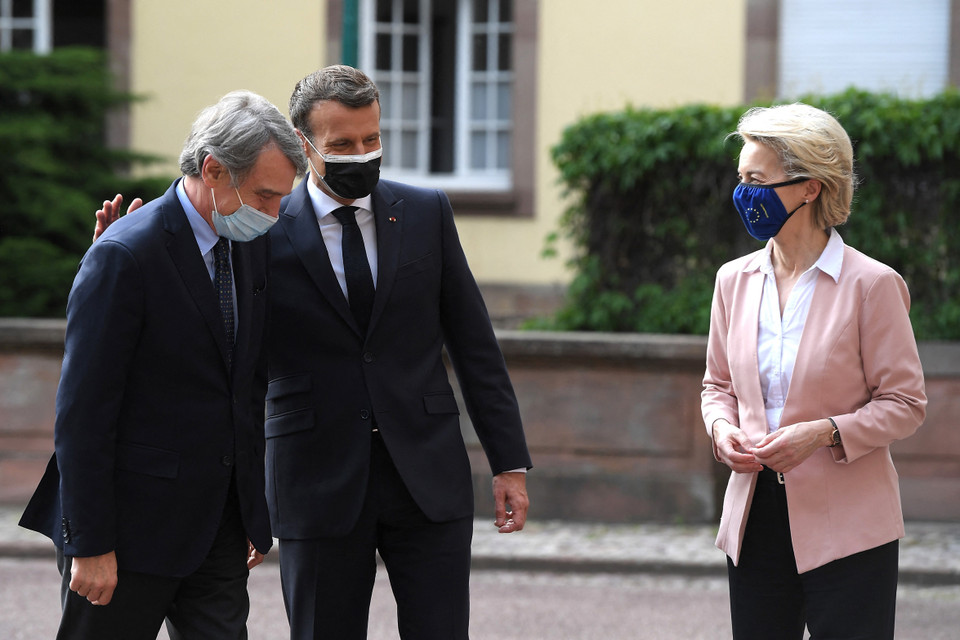 Nghị viện châu Âu (EP) và các quốc gia thành viên Liên minh châu Âu (EU) ngày 20/5/2021 đã đạt được thỏa thuận về chứng chỉ xanh kỹ thuật số châu Âu - công cụ hứa hẹn giúp người dân EU sớm khôi phục cuộc sống bình thường sau dịch COVID-19. Trong ảnh: Chủ tịch Nghị viện châu Âu David Sassoli (trái), Tổng thống Pháp Emmanuel Macron (giữa) và Chủ tịch Ủy ban châu Âu Ursula von der Leyen dự một sự kiện tại Nghị viện châu Âu ở Strasbourg, Pháp, ngày 9/5/2021. (Ảnh: AFP/ TTXVN)