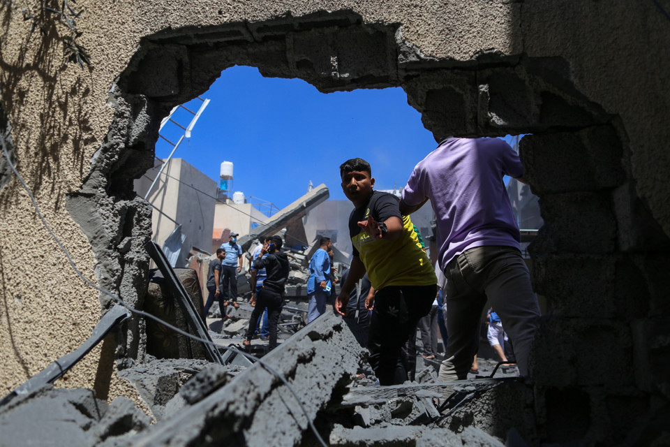 Ngày 20/5/2021, Israel và phong trào Hamas của Palestine thông báo đã đạt được thỏa thuận ngừng bắn, có hiệu lực từ 2h00 ngày 21/5 theo giờ địa phương. Theo dữ liệu của Văn phòng điều phối các vấn đề nhân đạo của Liên hợp quốc, ít nhất 219 người Palestine, trong đó có 63 trẻ em, đã thiệt mạng ở Gaza trong cuộc giao tranh kéo dài hơn 10 ngày qua giữa Israel và Hamas. Trong ảnh: Nhà cửa bị phá hủy sau cuộc không kích của Israel xuống thành phố Khan Younis, Dải Gaza, ngày 19/5/2021. (Ảnh: THX/ TTXVN)