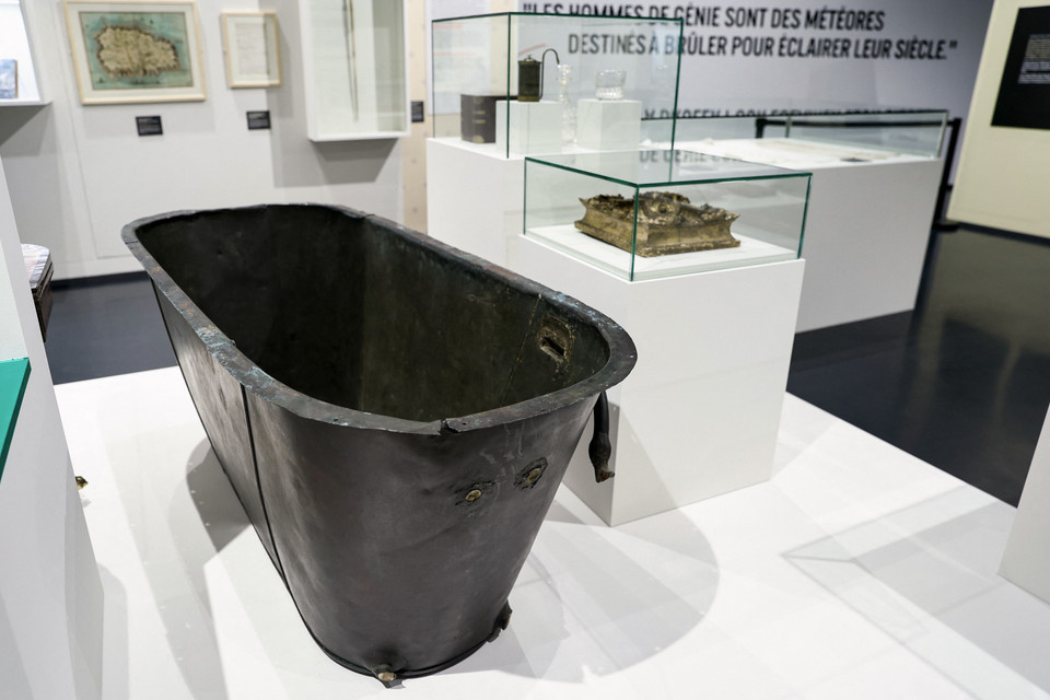 Năm 2021 được Pháp coi là "Năm Napoleon" để kỷ niệm 200 năm ngày mất của Hoàng đế huyền thoại nước Pháp. Tại Bỉ, cuộc triển lãm với chủ đề Từ Waterloo đến Saint-Helene, sự ra đời của một huyền thoại diễn ra tại Đài tưởng niệm Trận chiến Waterloo 1815, trưng bày hàng trăm đồ vật được thu thập nhằm khắc họa quãng thời gian 6 năm bị giam cầm của Napoleon sau thất bại cay đắng ở Waterloo. Trong ảnh: Chiếc bồn tắm Hoàng đế Napoleon sử dụng được trưng bày tại triển lãm ở Braine-LAlleud, Bỉ, ngày 4/5/2021. (Ảnh: AFP/ TTXVN)