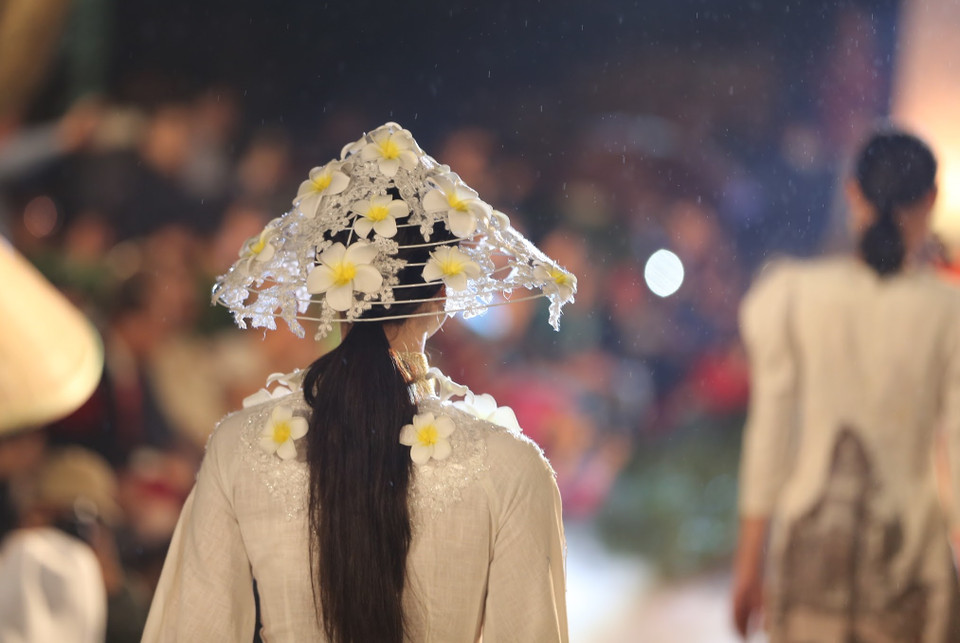 Chiếc nón trở thành phụ kiện cách điệu độc đáo trong bộ sưu tập áo dài. (Ảnh: Xuân Mai/Vietnam+)