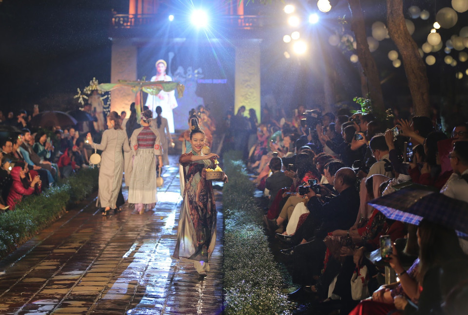 Thông qua những bộ sưu tập áo dài, các nhà thiết kế mong muốn áo dài Việt Nam sẽ vươn xa hơn nữa, khẳng định vị trí trong nền văn minh nhân loại. (Ảnh: Xuân Mai/Vietnam+)