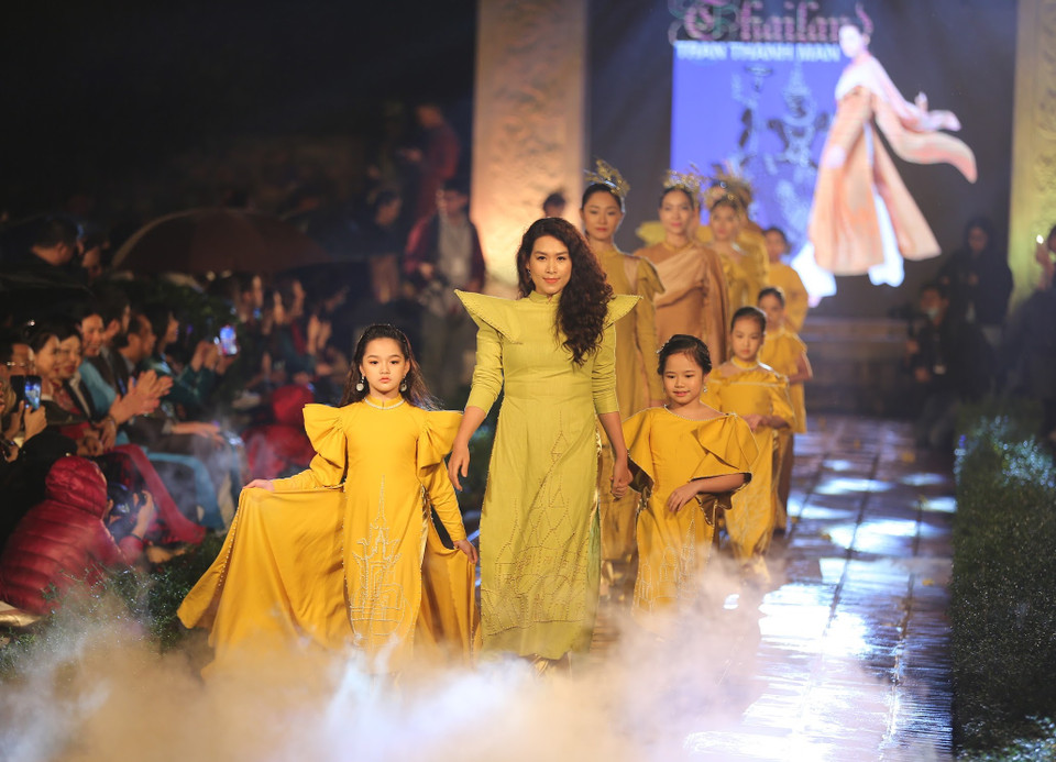 Sự kiện 'Áo dài của chúng ta' nằm trong khuôn khổ chiến dịch Áo dài Di sản Việt Nam của Trung ương Hội Liên hiệp Phụ nữ Việt Nam với mong muốn phát huy hơn nữa vẻ đẹp của tà áo dài để trang phục này trở thành biểu trưng của phụ nữ trong thời đại mới. (Ảnh: Xuân Mai/Vietnam+)