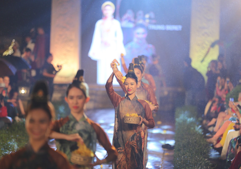 Đại diện ban tổ chức cho biết nhà thiết kế Huệ Thi (Cần Thơ) sẽ mở màn bằng bộ sưu tập đậm chất Việt Nam; nhà thiết kế Trung Beret (Đắk Lắk) diễn đạt sự bình yên của đất nước Lào; nhà thiết kế Trần Thanh Mẫn (Huế) thể hiện tính hoàng gia sang trọng của Thái Lan; nhà thiết kế Cao Duy (Tiền Giang) thể hiện hình ảnh những kỳ quan của đất nước Trung Quốc; nhà thiết kế Ngọc Hân (Hà Nội) diễn tả đất nước Ấn Độ qua những hoa văn cung đình. (Ảnh: Xuân Mai/Vietnam+)
