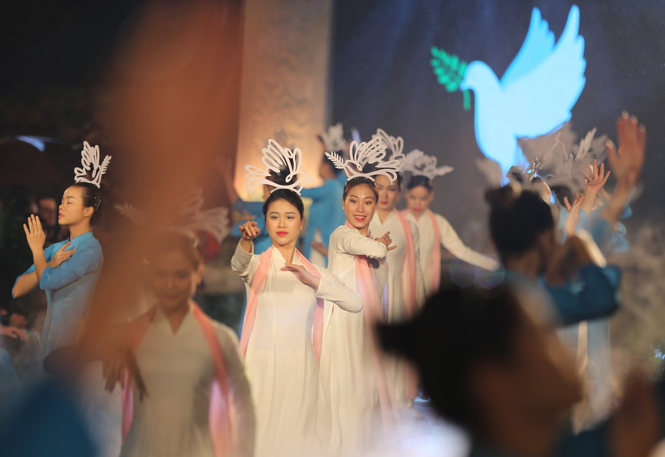 Giai đoạn đầu của chiến dịch đưa áo dài trở thành di sản với mong muốn phát huy hơn nữa vẻ đẹp của tà áo dài, để trang phục này trở thành biểu tượng của phụ nữ Việt Nam trong thời đại mới, đã chính thức khởi động với chương trình “Áo dài của chúng ta,” diễn ra vào tối ngày 9/4, tại Văn Miếu-Quốc Tử Giám, Hà Nội. (Ảnh: Xuân Mai/Vietnam+)