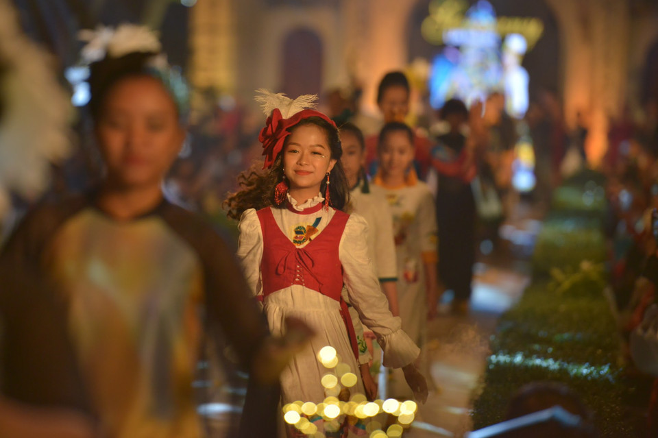 Chương trình 'Áo dài của chúng ta,' là giai đoạn đầu của chiến dịch đưa áo dài trở thành di sản với mong muốn phát huy hơn nữa vẻ đẹp của tà áo dài, để trang phục này trở thành biểu tượng của phụ nữ Việt Nam trong thời đại mới. (Ảnh: Xuân Mai/Vietnam+)