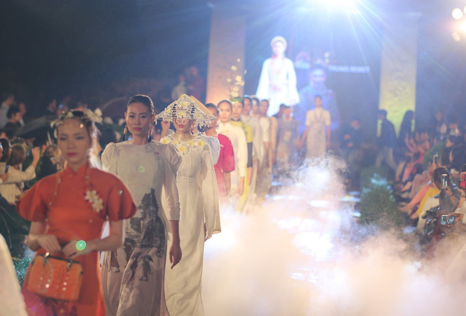 Trong khi đó, nhà thiết kế Cao Minh Tiến (Hà Nội) say mê ngôn ngữ của nước Pháp; trang phục của nhà thiết kế Thanh Thúy (Hà Nội) toát lên vẻ lãng mạn, lịch thiệp của con người Italy; nhà thiết kế Phương Thanh (Thành phố Hồ Chí Minh) lại diễn tả vẻ đẹp của đất nước Hà Lan qua hình tượng hoa tulip; nhà thiết kế Chu La (Hà Nội) giới thiệu bộ sưu tập bằng chính vẻ đẹp văn hóa nguồn gốc Tây Ban Nha của mình; nhà thiết kế Minh Hạnh (Thành phố Hồ Chí Minh) sẽ mang đến hình ảnh nước Nga với nền văn hóa vĩ đại. (Ảnh: Xuân Mai/Vietnam+)