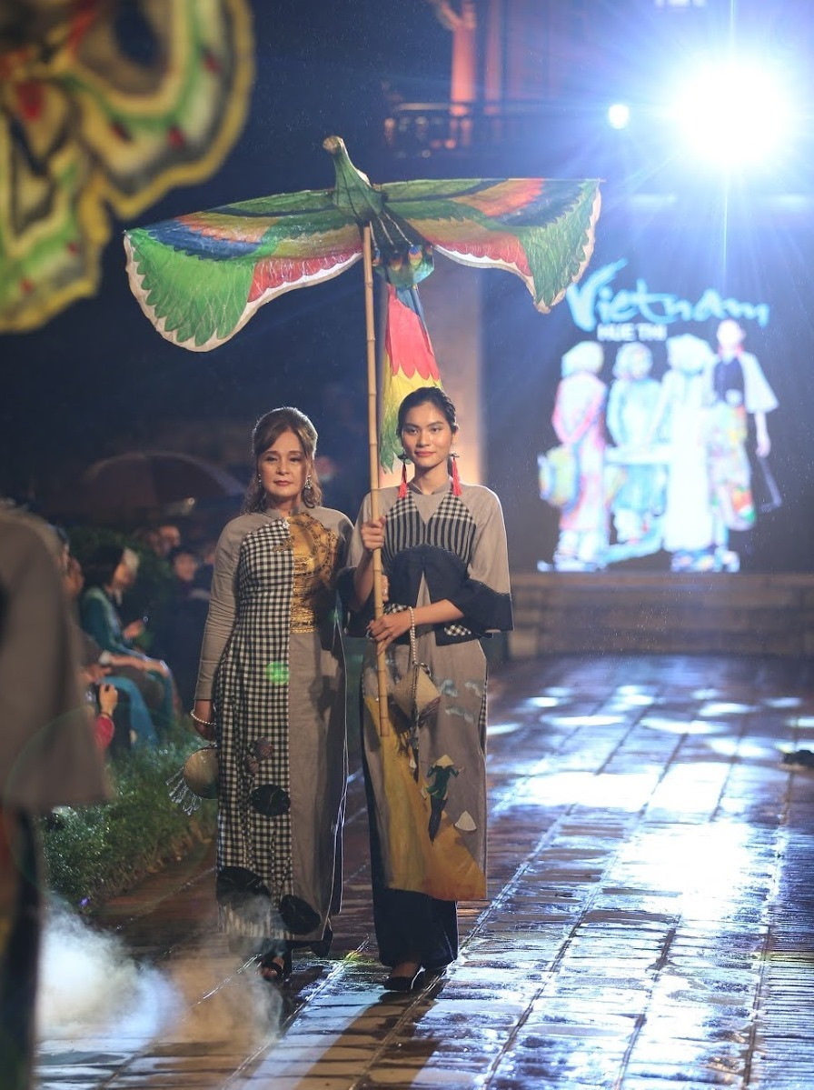 Cùng tham gia trình diễn là các nghệ sỹ gạo cội của nền điện ảnh nước nhà. (Ảnh: Xuân Mai/Vietnam+)