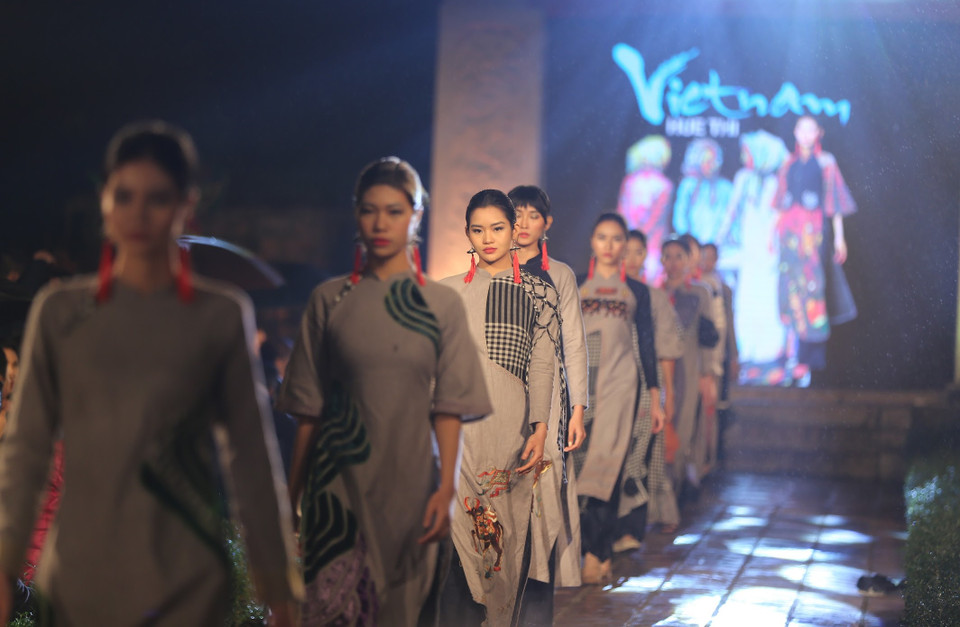 'Chất liệu truyền thống Việt Nam sẽ ghi thêm dấu ấn đậm nét về cội nguồn dân tộc trên chiếc Áo dài. Nếu công chúng đã quá quen thuộc với lụa thì nay, lần đầu tiên được biết thêm một chất liệu tuyệt vời nữa dành cho áo dài là vải từ sợi gai, một chất liệu thân thiện và dễ chịu,' nhà thiết kế Minh Hạnh, Tổng đạo diễn chương trình chia sẻ. (Ảnh: Xuân Mai/Vietnam+)