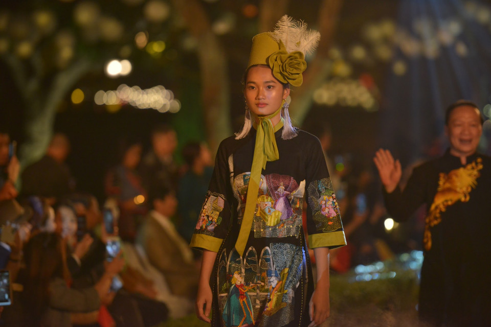 Cùng ngắm các thiết kế áo dài trên chất liệu truyền thống Việt Nam là lụa và gai trong đêm diễn tối qua. (Ảnh: Xuân Mai/Vietnam+)