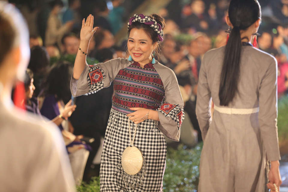 Áo dài là trang phục truyền thống Việt Nam từ bao đời nay. Trải qua những thăng trầm trong lịch sử văn hóa người Việt, áo dài đang trên hành trình tự khẳng định mình với tư cách là di sản văn hóa. (Ảnh: Xuân Mai/Vietnam+)