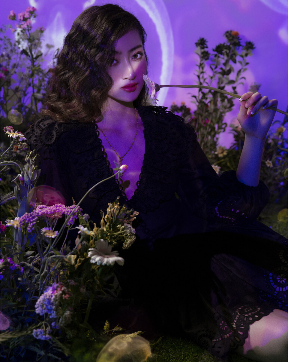 Cô nàng chọn layout makeup nhẹ nhàng, trong veo cùng mái tóc xoăn bồng bềnh phù hợp với ý tưởng của bộ ảnh. (Ảnh: CTV/Vietnam+)