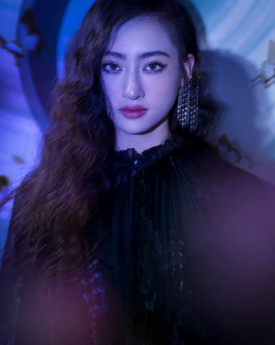 Trong suốt 2 năm nhiệm kỳ, Lương Thùy Linh cũng không quên góp sức cho cộng đồng bằng những chuyến thiện nguyện đầy ý nghĩa. Đáng chú ý có thể kể đến dự án nhân ái ‘Đắp đường, xây ước mơ’ đã tạo tiếng vang tại đấu trường nhan sắc quốc tế khi cô đã hoàn thành con đường bê tông cho bà con tại quê hương Cao Bằng. Bên cạnh đó cô cũng có nhiều đóng góp ở thời điểm bệnh dịch và bão lũ miền Trung liên tiếp xảy ra. (Ảnh: CTV/Vietnam+)