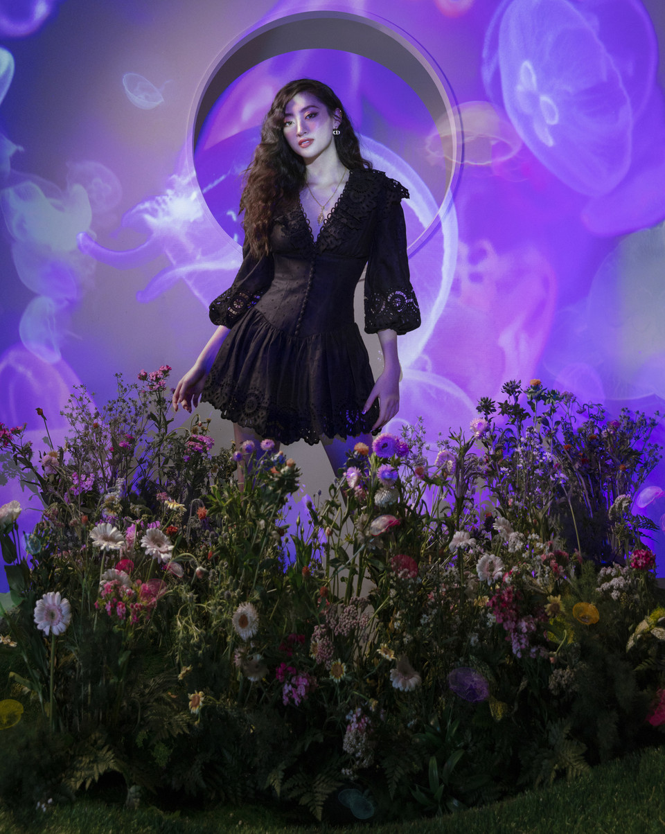 Lựa chọn những thiết kế bay bổng từ các nhà mốt như Zimmerman, Jacqueline, DAFC…, Lương Thùy Linh thả dáng đầy thơ mộng trong vườn hoa cỏ. (Ảnh: CTV/Vietnam+)