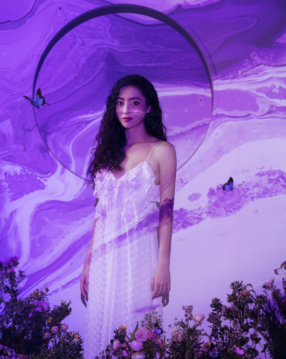 Người đẹp sinh năm 2000 gây chú ý với màn đối đáp thông minh với báo giới. Bên cạnh đó, nhan sắc ngày càng thăng hạng của cô cũng khiến cho cộng đồng mạng không ngớt lời khen ngợi. (Ảnh: CTV/Vietnam+)