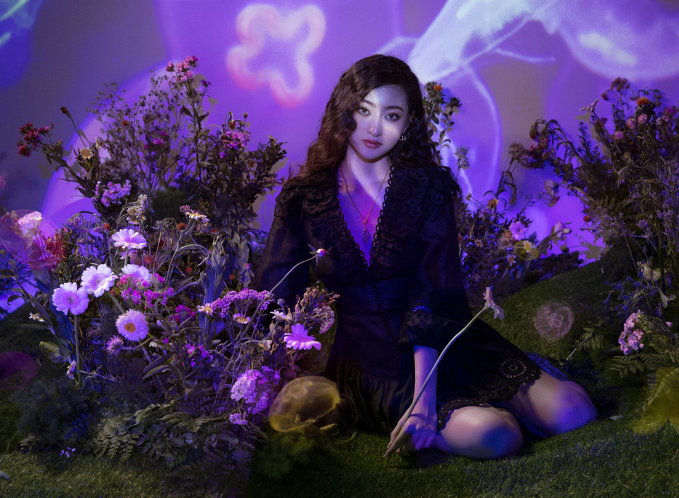 Đáng chú ý là gương mặt thần thái và đôi mắt hút hồn của nàng hậu thật dễ khiến người xem ‘lịm tim.’ Có thể thấy, bất kỳ phong cách nào từ cá tính đến mềm mại cũng không làm khó được cô nàng. (Ảnh: CTV/Vietnam+)