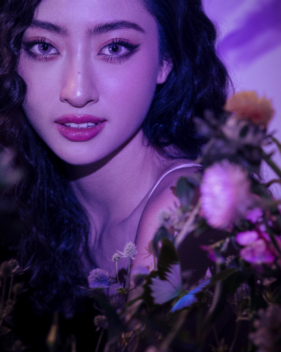 Để đánh dấu cho vai trò hoàn toàn mới, Lương Thuỳ Linh đã đăng tải bộ ảnh mới với phong cách nàng thơ dịu dàng khác biệt với những hình ảnh trước đây. (Ảnh: CTV/Vietnam+)