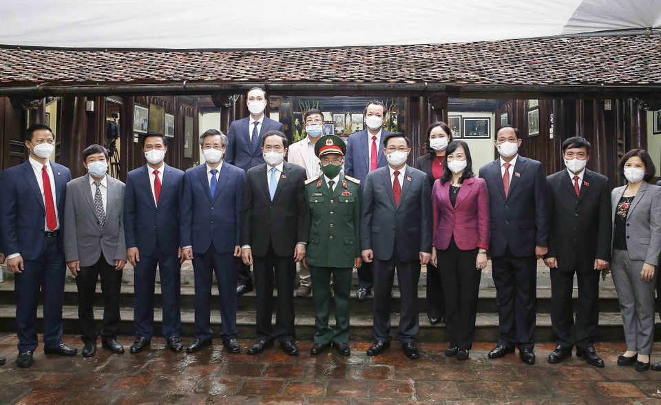 Chủ tịch Quốc hội Vương Đình Huệ với các đại biểu. (Ảnh: Doãn Tấn/TTXVN)