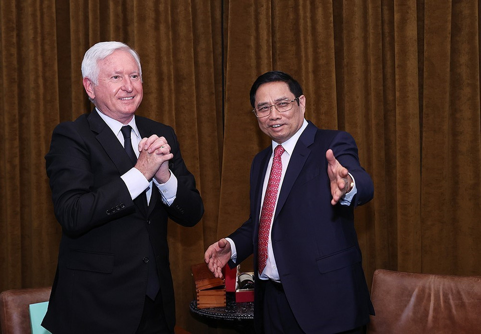 Thủ tướng Chính phủ Phạm Minh Chính tiếp Chủ tịch toàn cầu Tập đoàn Pacific Land Pattrick McKillen. (Ảnh: Dương Giang/TTXVN)