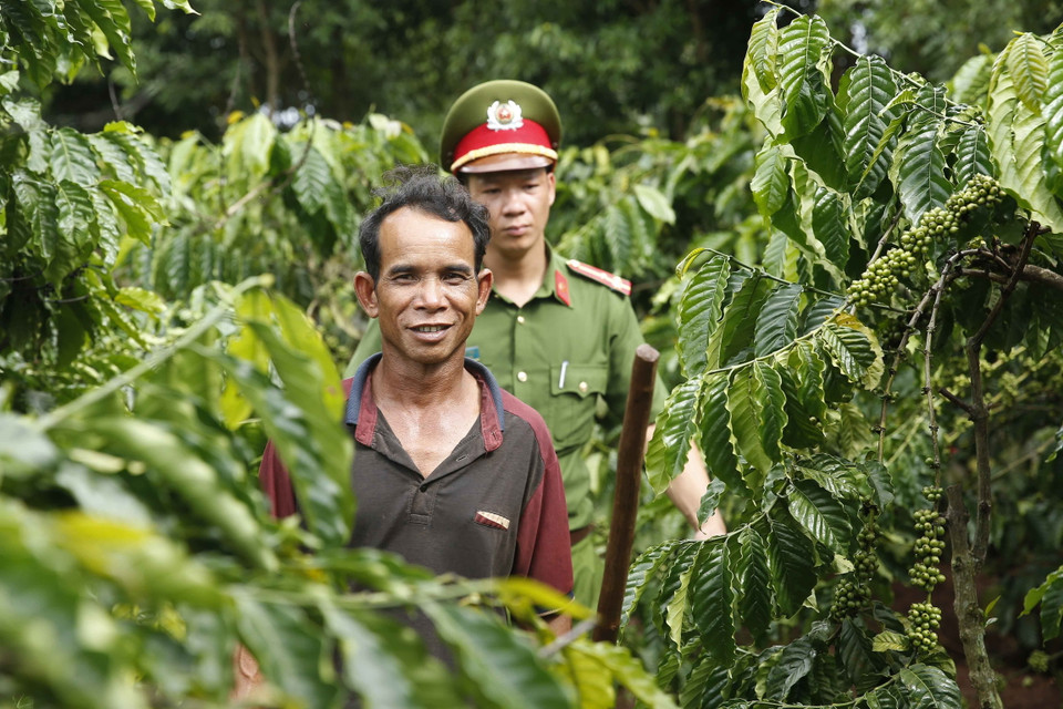 Thượng úy Dương Quang Thái, Phó trưởng Công an xã Ia Ka, huyện Chư Păh, tỉnh Gia Lai tiếp xúc với ông Ksor Klit, nông dân xã về tình hình an ninh trật tự trên địa bàn. (Ảnh: Doãn Tấn/TTXVN)