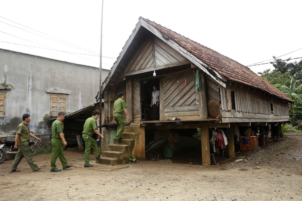 Công an chính quy và công an viên xã Ea M-Dróh, huyện Cư M'gar, tỉnh Đắk Lắk thăm hỏi, tiếp xúc với người dân. (Ảnh: Doãn Tấn/TTXVN)