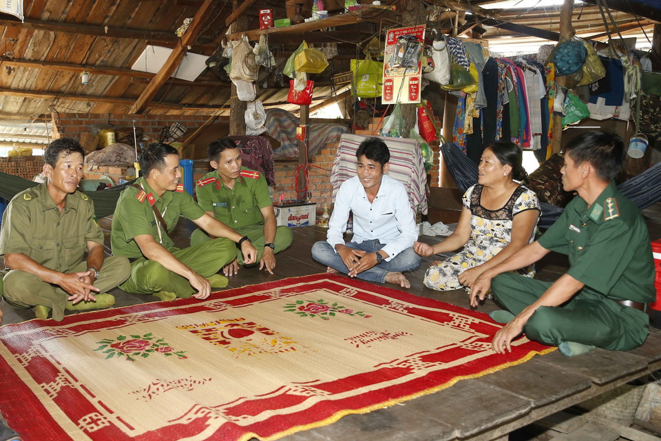 Công an chính quy và công an viên của xã Ia Rvê, huyện Ea Súp tỉnh Đắk Lắk thăm hỏi nhân dân sống ở tuyến biên giới phía Tây Bắc giáp với Vương quốc Campuchia. (Ảnh: Doãn Tấn/TTXVN)