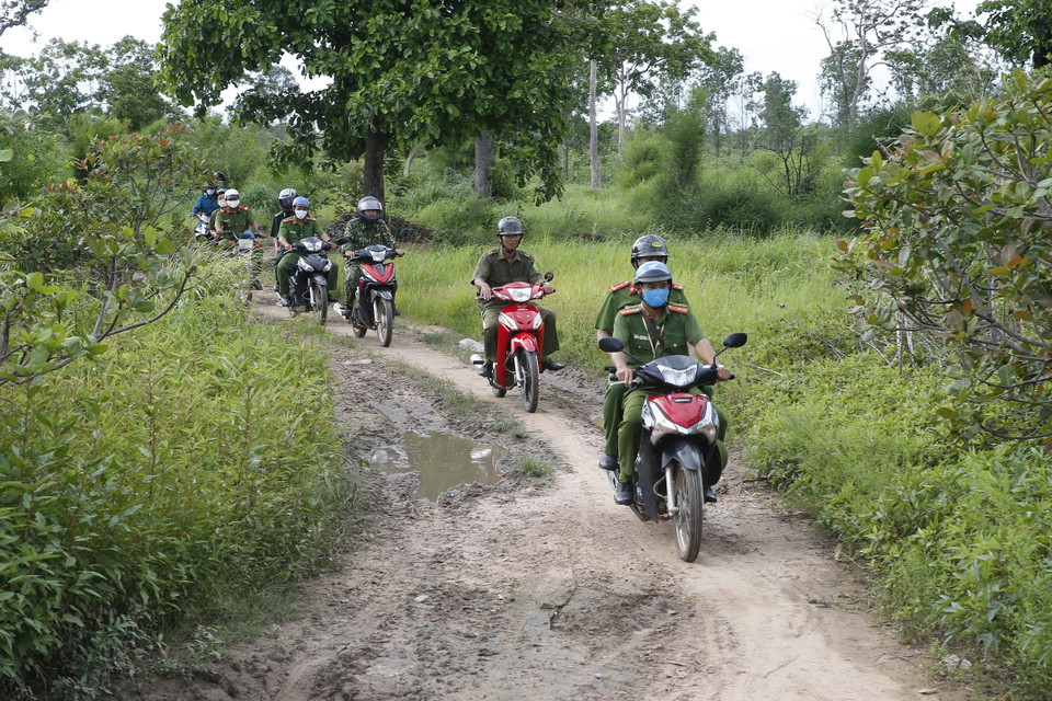 Công an chính quy và công an viên của xã Ia Rvê, huyện Ea Súp tỉnh Đắk Lắk tuần tra đảm bảo an ninh trật tự trên tuyến biên giới phía Tây Bắc giáp với Vương quốc Campuchia. (Ảnh: Doãn Tấn/TTXVN)