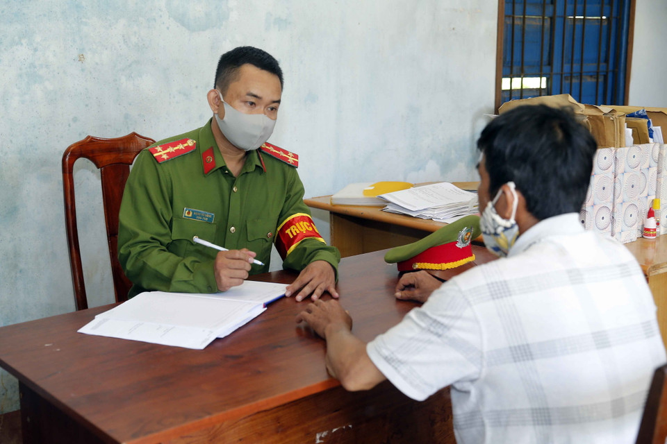  Công an chính quy và công an viên của xã Xã Ea Lê, huyện Ea Súp tỉnh Đắk Lắk làm thủ tục tiếp nhận tin báo tội phạm của người dân. (Ảnh: Doãn Tấn/TTXVN)