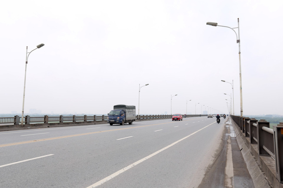 Cầu Vĩnh Tuy thường ngày đông đúc nay trở nên vắng vẻ trong những ngày giãn cách xã hội. (Ảnh: Anh Tuấn/TTXVN)