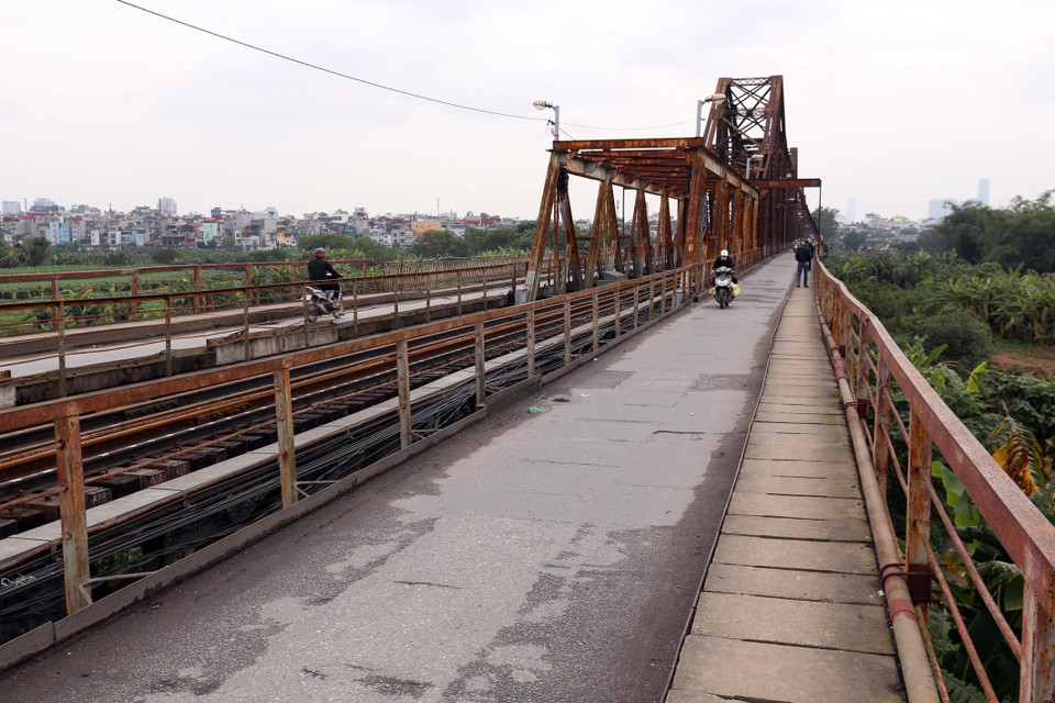 Cầu Long Biên những ngày giãn cách xã hội rất ít người qua lại. (Ảnh: Anh Tuấn/TTXVN)