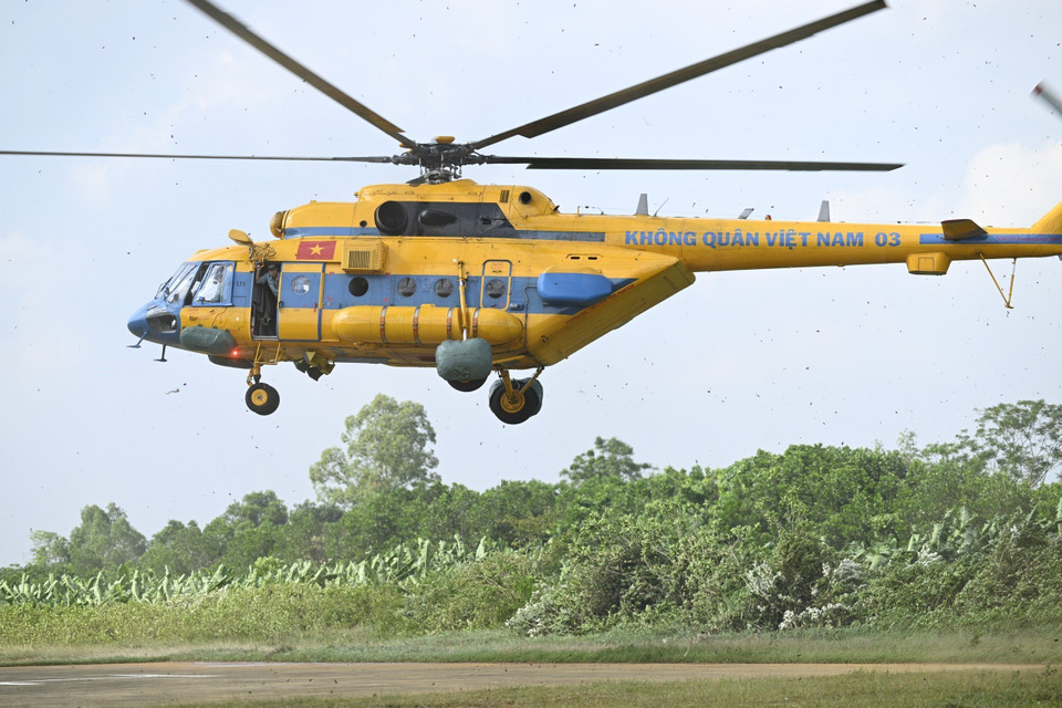 Máy bay trực thăng tiếp cận hiện trường vận chuyển những người bị thương đến bệnh viện dã chiến cấp 2 để điều trị. (Ảnh: TTXVN phát)