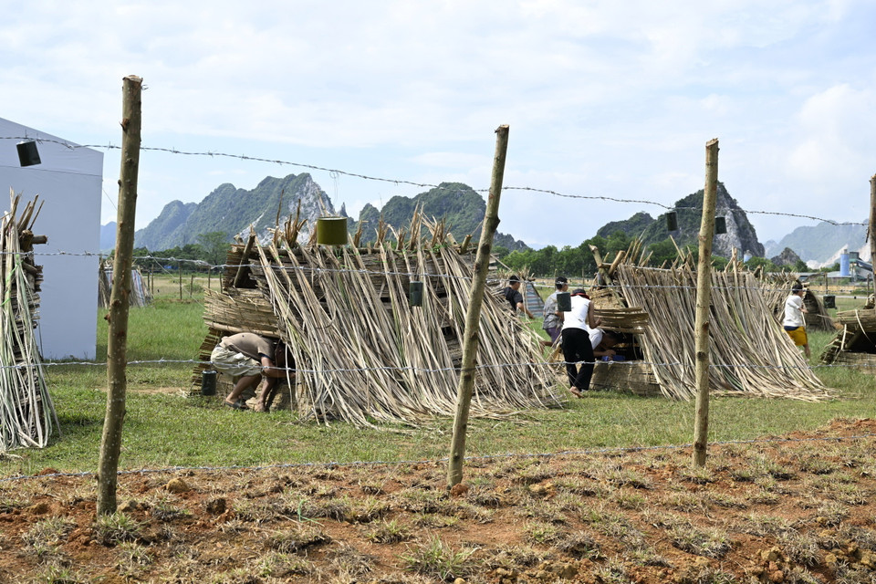 Theo tình huống giả định, các sỹ quan công binh 'mũ nồi xanh' làm việc gần một trại tị nạn thì vướng vào một quả mìn chống tăng còn sót lại sau cuộc nội chiến. (Ảnh: TTXVN phát)