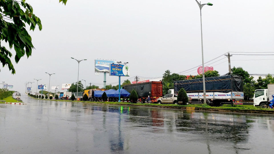 Phương tiện chờ được khai báo y tế trước khi qua Chốt kiểm soát vào Cần Thơ. (Ảnh: TTXVN)