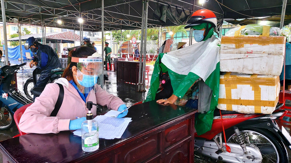  Lực lượng tình nguyện viên kiểm tra giấy xét nghiệm SARS-CoV-2 đối với người dân và lái xe từ tỉnh ngoài vào Cần Thơ. (Ảnh: TTXVN)