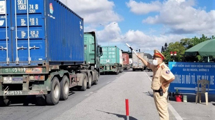 Doanh nghiệp vận tải sẽ được cấp thẻ nhận diện để vận chuyển hàng hóa giữa Thành phố Hồ Chí Minh đi các tỉnh và ngược lại. (Ảnh: TTXVN)